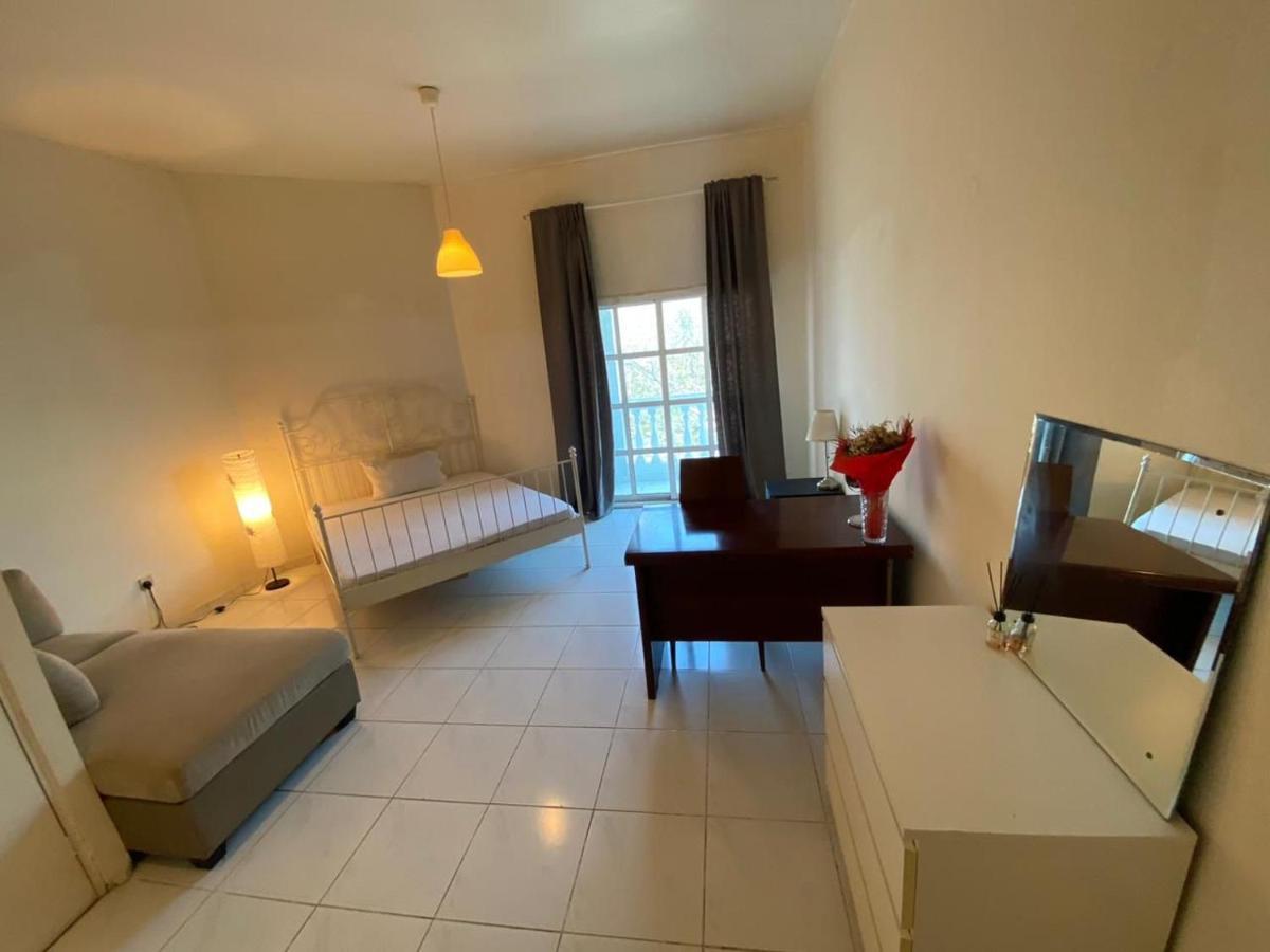 Comfortable Private Rooms In Compound Housing Dubai Exterior photo